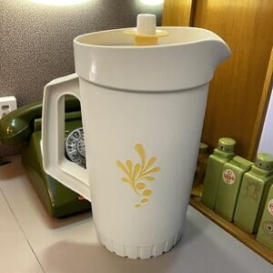 Tupperware 1 Quart Pitcher 874 Almond Harvest Gold Push Button Lid USA Vintage